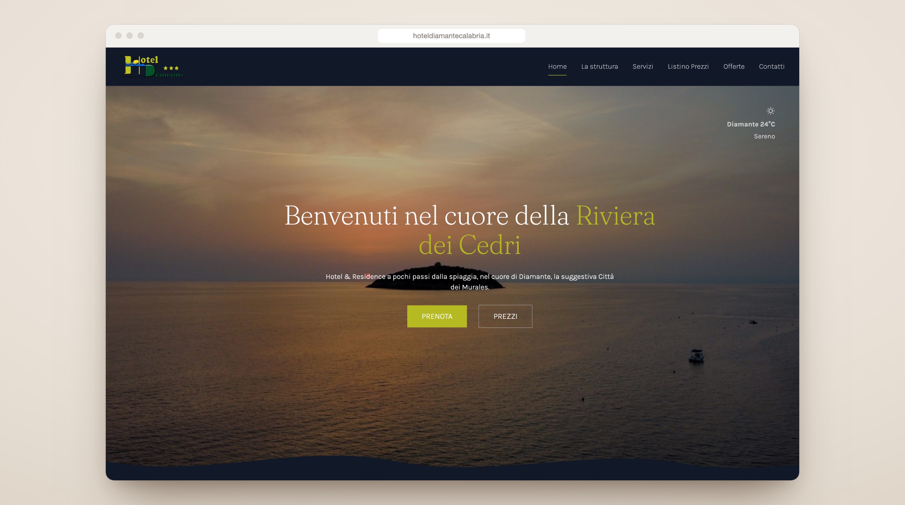 La home page del sito Hotel Diamante in una finestra del browser, con il tramonto sull'isola di Cirella
