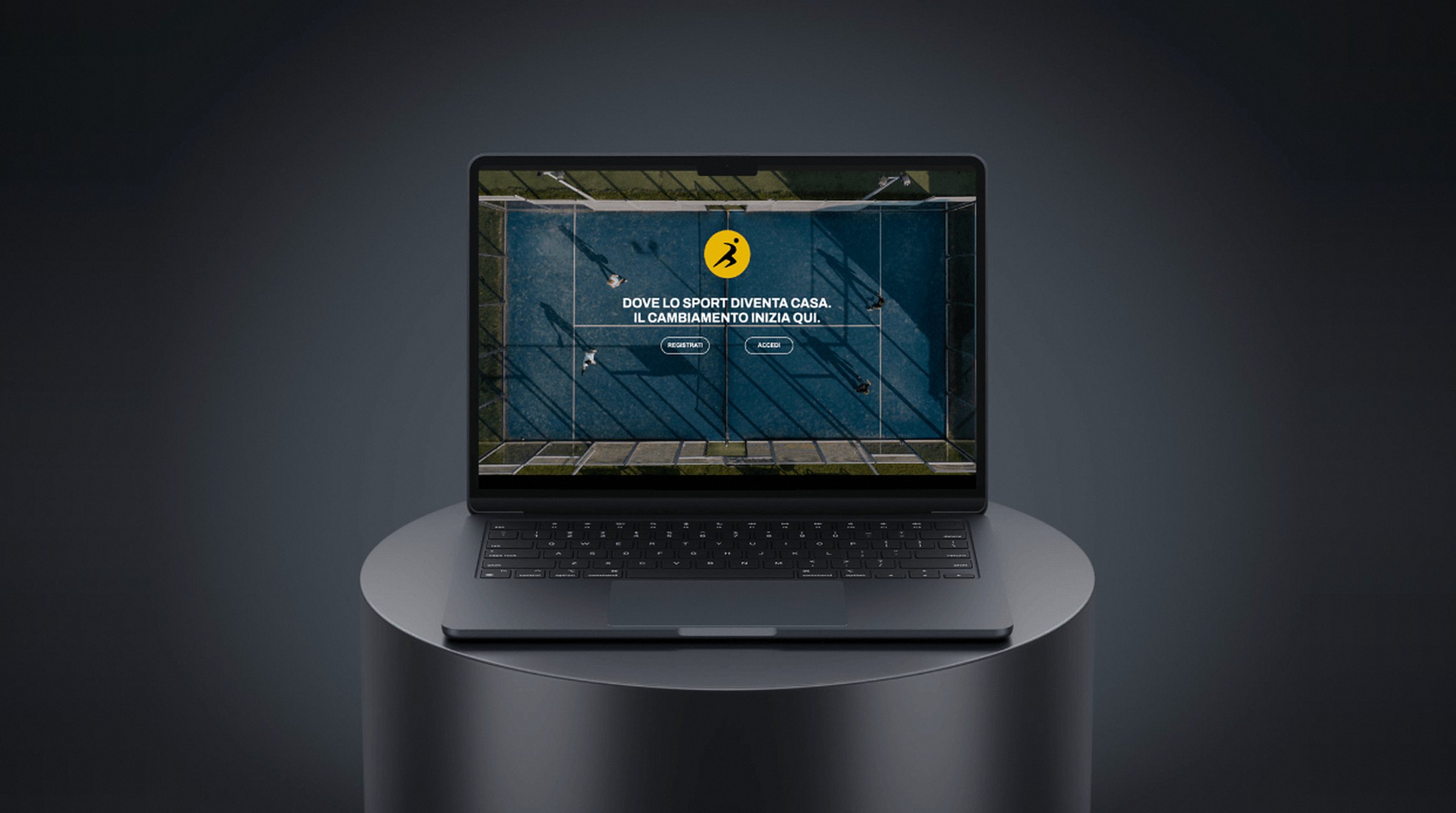Power Court Village su un MacBook appoggiato su un piedistallo